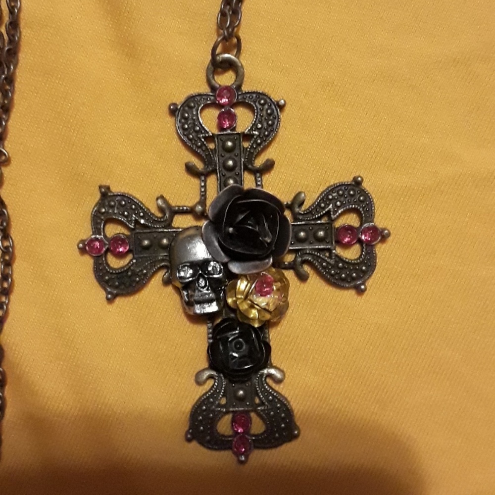Necklace cross with skull and black roses